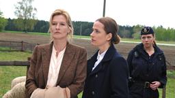 Inspektorin Vivi Sundberg (Claudia Michelsen, Mitte) und ihre Kollegin stehen Brigitta Roslin (Suzanne von Borsody) 