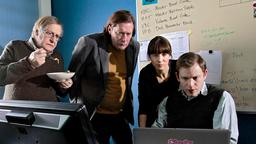 Irene (Angela Kovacs) fahndet mit ihren Kollegen Jonny (Dag Malmberg, 2.v. links) Sven (Lars Brandeby) und Fredrik (Eric Ericson) nach einem Killer, der junge Frauen über das Internet ködert.