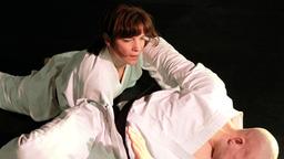 Irene Huss (Angela Kovacs) beim Jiu-Jitsu-Training.