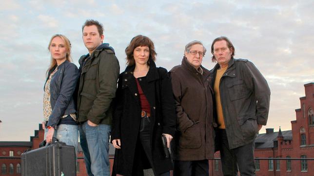 Bild: ARD Degeto/Illusion Film Irene Huss (Angela Kovacs, Mitte) geht mit ihren bewährten Kollegen Jonny (Dag Malmberg, rechts), Sven (Lars Brandeby, 2.v. rechts), Fredrik (Eric Ericson) und Elin (Moa Gammel) auf Verbrecherjagd.