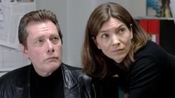 Irene Huss (Angela Kovacs) und ihr Kollege Jonny Blom (Dag Malmberg) arbeiten an einem verzwickten Fall.