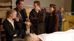 Irene Huss (Angela Kovacs, 2.v. rechts) und ihre Kollegen Birgitta Moberg (Emma Swenninger, links), Jonny Blom (Dag Malmberg, 2.v. links) und Fredrik Strindh (Eric Ericson) untersuchen den Mord an der Krankenschwester Linda (Rebecka Andréasson).