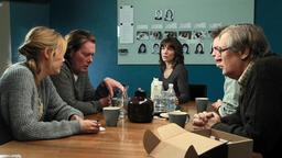 Irene (Angela Kovacs), Jonny (Dag Malmberg, 2.v. links), Sven (Lars Brandeby, rechts), Fredrik (Eric Ericson) und Elin (Moa Gammel, links) ein Profil des Internet-Mörders zu erstellen.