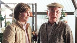 Irina (Valerie Niehaus) kümmert sich um Bertram (Peter Sodann), ein charmanter, älterer Herr mit einer großen Leidenschaft fürs Gärtnern.