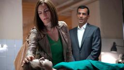 Iris Bischoff (Nina Kronjäger) ist verzweifelt, als ihre vermisste Tochter Julia tot aufgefunden wird. Özakin (Erol Sander) kann ihr die Identifizierung nicht ersparen.