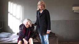 Isabel von Brede (Sabine Postel) holt ihre Mutter Marion von Brede (Marie Anne Fliegel) aus der Ausnüchterungszelle ab.