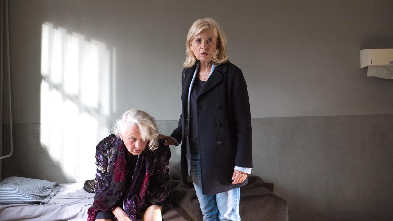 Isabel von Brede (Sabine Postel) holt ihre Mutter Marion von Brede (Marie Anne Fliegel) aus der Ausnüchterungszelle ab.