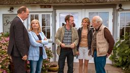 Isabel von Brede (Sabine Postel) und Markus Gellert (Herbert Knaup) verstehen nicht, warum sowohl der Bürgermeister Knut Henningsen (Samuel Weiss) als auch seine Enkelin Paula (Frida-Lovisa Hamann) Harald Bruns (Peter Franke) zum Räumen seines Hotels ermuntern.
