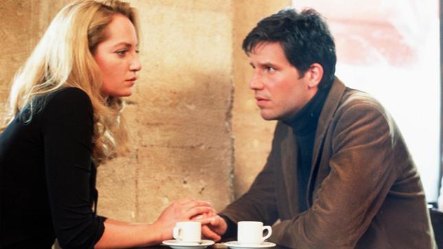 Isabelle (Natalia Wörner) trifft nach Jahren ihre Jugendliebe Jon (Tim Bergmann) wieder.