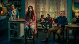 Ivy Moxam (Jodie Comer, Mitte vorne) ist zurück in ihrer Familie: Mutter Christina (Natasha Little, li.), Vater Angus (Stuart Graham, re.) und Schwester Emma (Katherine Rose Morley, hinten) mit ihrem Verlobten Craig (Joe Layton, hinten).