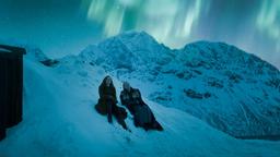 Ivy und Inga bewundern das Nordlicht