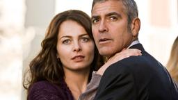 Jack (George Clooney) will Clara (Violante Placido) nicht in Gefahr bringen.