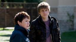Jäckie (Oskar Bökelmann;re) will sich an Claas Wanhoff rächen. Karin (Katrin Sass;li) versucht das zu verhindern.