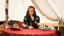 Jahrmarktswahrsagerin Madame Magdalena (Nancy Brunning) kann Dinge vorhersagen.