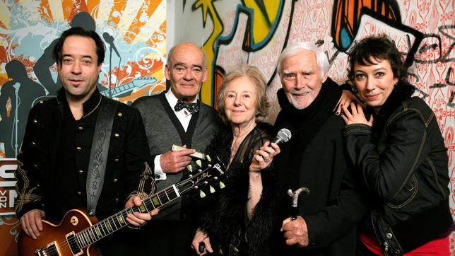 Bild: SWR/Dor Film/Petro Domenigg Jan Josef Liefers (li.), Hans-Michael Rehberg (2. v. li.), Bibiana Zeller (Mitte) und Joachim Fuchsberger spielen die Mitglieder der Altenheimband, Ursula Strauss ist als Schwester Marina eine tatkräftige Unterstützerin.