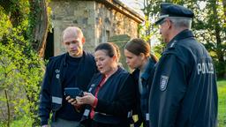 Jan Kawig (Bernhard Conrad), Marion Dörner (Anne-Kathrin Gummich) und Annett Schuster (Kristin Suckow) untersuchen den Tatort mit einer Drohne