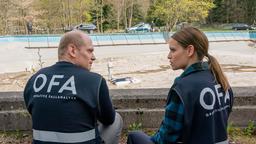 Jan Kawig (Bernhard Conrad) und Annett Schuster (Kristin Suckow) am Leichenfundort in einem verlassenen Freibad.