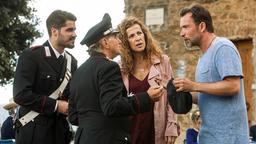Jan (Lucas Gregorowicz), Serafina (Clelia Sarto) und Tochter Mia (Bianca Nawrath) werden von zwei Carabinieri (Pino Ammendola und Giovanni Auriemma, li.) gestoppt.