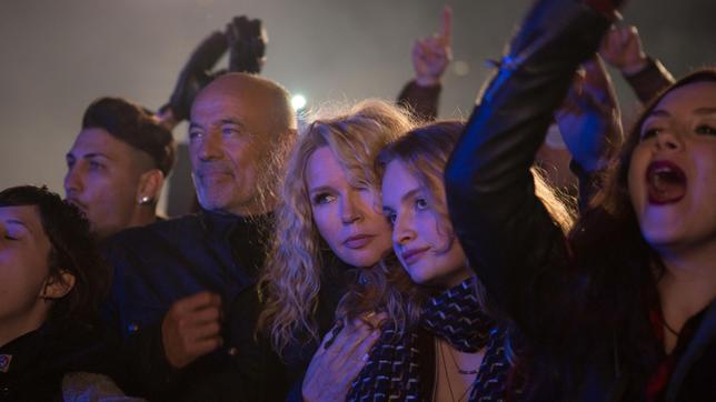 Bild: ARD Degeto/Mark Popp Jan (Heiner Lauterbach, 2. v. li.), Ulla (Veronica Ferres) und Julia (Paulina Rümmelein, 2. v. re.) beim Konzert der Gruppe "Rhonda" in Verona.