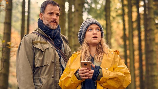 Bild: ARD Degeto/Frank Dicks Jan (Torben Liebrecht) und „Mütze“ (Lara Mandoki) suchen nach einer geheimnisvollen Waldhütte.
