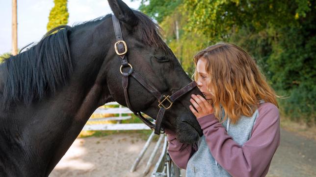 Jana (Lena Klenke) lernt das Pferd „Rock My Heart“ kennen.