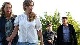 Jana Skoff (Emily Cox, Mitte) wird von Anni (Anna Unterberger), Kommissar Bergmann (Hary Prinz) und einer Polizistin (Sophia Grabner) vom Tatort weggeführt.