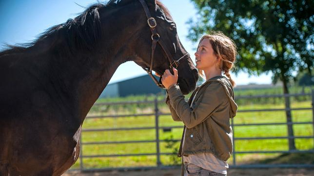 Bild: ARD Degeto/Neue Schönhauser Filmproduktion Jana (Lena Klenke) und der wilde Vollbluthengst „Rock My Heart“.