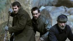 Janusz (Jim Sturgess, li.), Valka (Colin Farrell, Mitte) und Smith (Ed Harris, re.) müssen sich auf ihrer Flucht gegen wilde Tiere zur Wehr setzen.