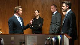 Jared Cohen (Simon Baker), Sarah Robertson (Demi Moore), Will Emerson (Paul Bettany, 3. v. li.), Seth Bregman (Penn Badgley, 2. v. re.) und Peter Sullivan (Zachary Quinto, re.) besprechen die Lage.