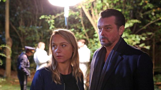 Bild: ARD Degeto/Allegro Film/Stefan Haring Jeder kennt hier jeden: Kommissar Sascha Bergmann (Hary Prinz) und seine Kollegin Anni Sulmtaler (Anna Unterberger) ermitteln im beschaulichen Murbruck.