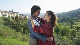 Jedes Jahr im Juni: Gregor (Peter Schneider) und Elke (Katharina Wackernagel) verliebt in Prag.