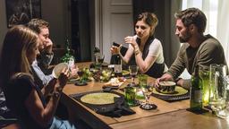 Jenna (Lisa Bitter) und Matthew (Benjamin Sadler, re.) lernen sich bei Ken (Arnd Klawitter) und Alexia Reece (Christina Hecke) kennen.