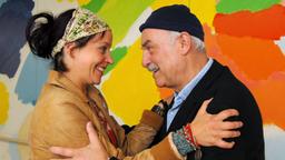 Jenny (Jule Ronstedt) freut sich riesig, ihren Vater (Charles Brauer) wiederzusehen.