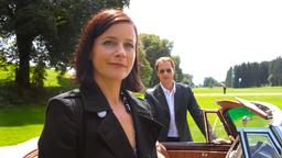 Jenny (Jule Ronstedt) lässt sich gerne von Felix (Markus Knüfken), dem Verehrer ihrer Schwester, verwöhnen.