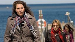 Jenny (Vanna Rosenberg, links) trifft sich mit ihren alten Kameradinnen Cissi (Rebecka Hemse, rechts) und Karin (Helena af Sandeberg).