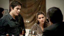 Jérémy (Aurélien Wiik) stellt seinem Vater Alex (Gérard Lanvin) seine neue Freundin Diane (Vahina Giocante) vor.