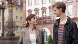 HOTEL HEIDELBERG: Jeremy (David Nolden) wird langsam erwachsen und lässt sich von seiner Mutter Annette (Ulrike C. Tscharre) nichts mehr sagen.