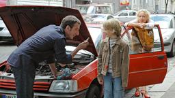 Jessie (Katja Riemann) ist froh, dass Thomas (Heio von Stetten) sich so gut mit ihrem Sohn Toby (Mischa Knobloch) versteht.