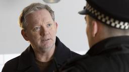 Jimmy Perez (Douglas Henshall, li.) Spur führt ihn zu Beamten nach Glasgow.