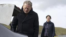 Jimmy Perez (Douglas Henshall) und Tosh (Alison O'Donnell) entdecken eine Leiche.