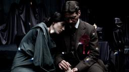 AGNOSIA: Joana (Bárbara Goenaga) sucht Trost bei ihrem Verlobten Carles (Eduardo Noriega).