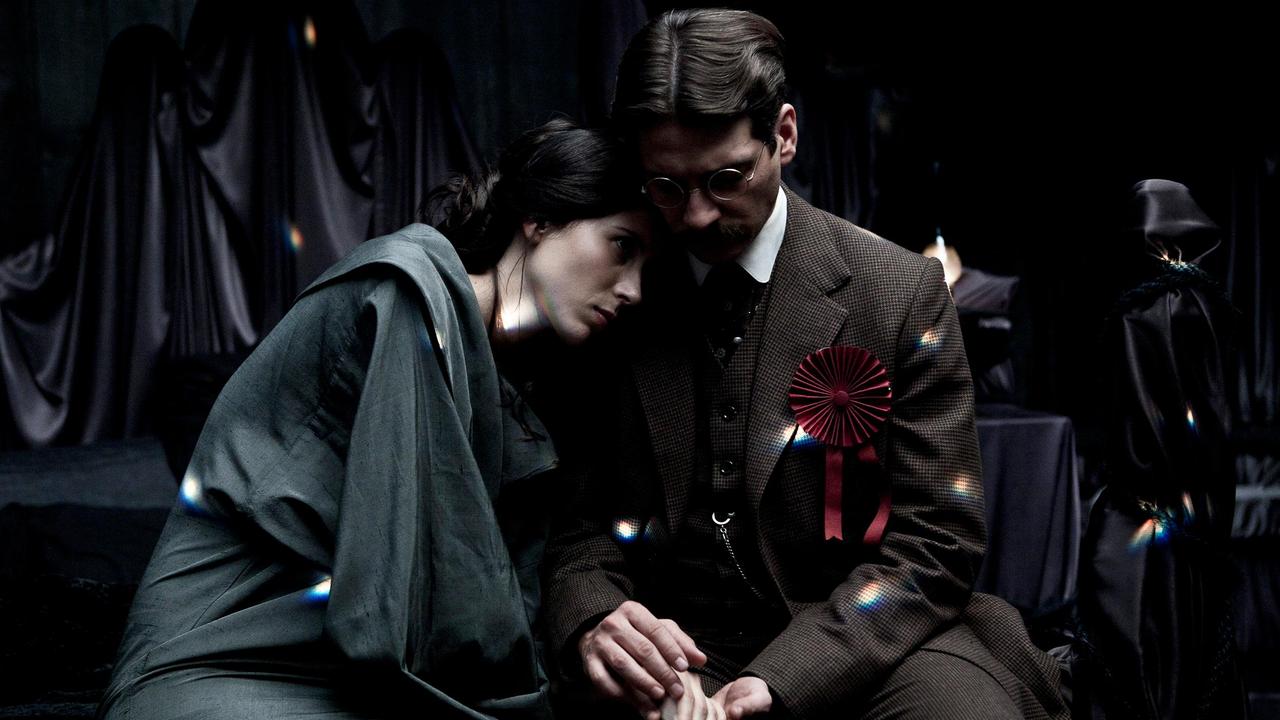 AGNOSIA: Joana (Bárbara Goenaga) sucht Trost bei ihrem Verlobten Carles (Eduardo Noriega).
