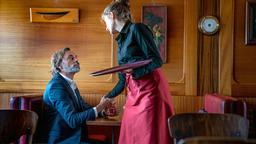 Jodoc Luzel (Peter Benedict) fühlt sich durch die junge Kellnerin Sieren Cléac (Amy Benkenstein) bedroht.