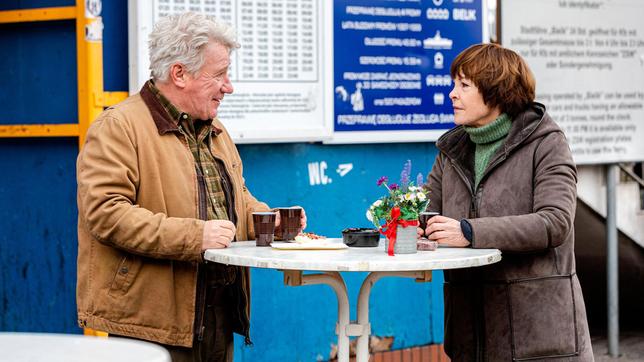 Jörn Scherer (Jörg Schüttauf) spricht mit Karin Lossow (Katrin Sass) über seine Festnahme.