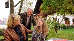 Johann (Franz Buchrieser) mit Hansi (Hansi Hinterseer) und Magdalena (Sophie Karbjinski)