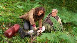 Johanna (Christine Neubauer) befreit den Hofrat Fritz (Siegfried Rauch) aus einer Wildfalle.