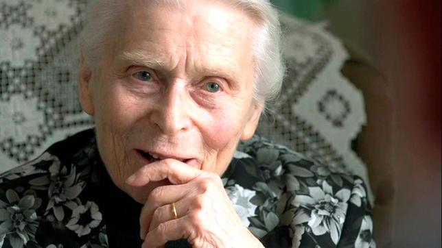 Bild: rbb/Rohde-Dahl Filmproduktion Johanna Langefeld, Oberaufseherin der Frauenkonzentrationslager Ravensbrück und Auschwitz, floh mit Hilfe ihrer früheren polnischen Gefangenen 1946 in Krakau aus dem Gefängnis, wo sie für ihren Prozess gegen Nazi-Verbrecher gefangen gehalten war. Wer war Johanna Langefeld? - Zeitzeugin Joanna Penson denkt zurück an die Aufseherin Johanna Langefeld.