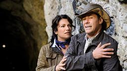 Johanna (Christine Neubauer) und Daniel (Sven Martinek) wurden bei einem Ausflug von einem schweren Steinschlag überrascht.
