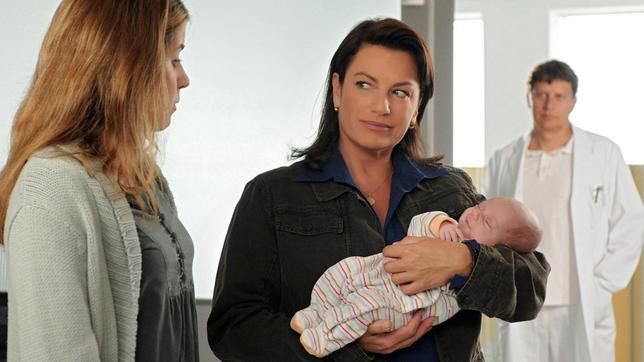 Bild: ARD Degeto/Reiner Bajo Johanna (Christine Neubauer, Mitte) und der verständnisvolle Krankenhausarzt Dr. Althaus (Lukas Lobis) geben Hanni Klinger (Nora Heschl) ihr ausgesetztes Baby zurück.