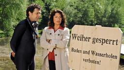Johanna (Christine Neubauer) verbietet Gerhard (Gregor Bloeb) in dem verseuchten Weiher nach vermeintlichen Goldschätzen zu suchen.